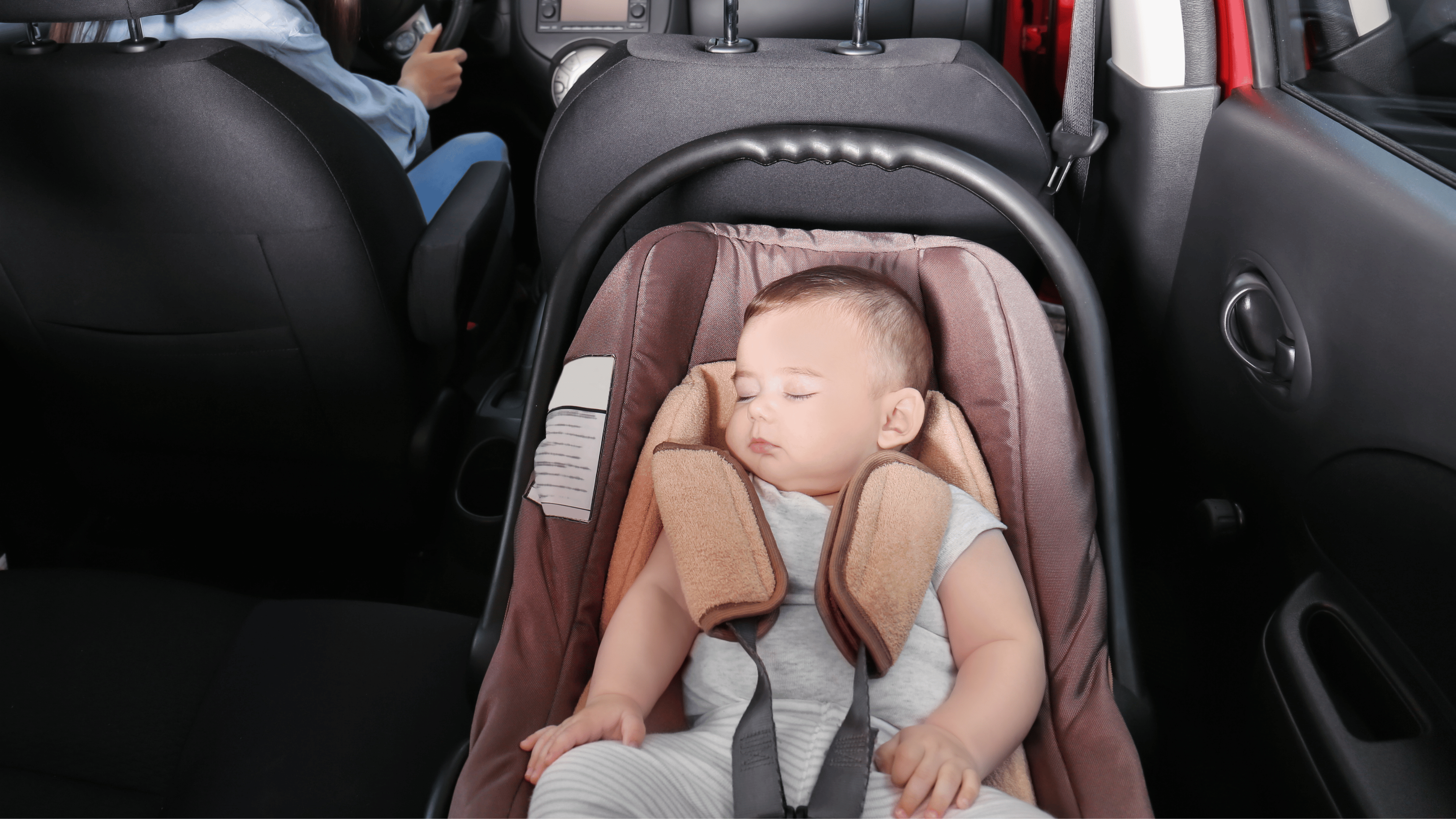 Bebê no Carro: Cuidados Essenciais com o Bebê Conforto nos Primeiros Meses