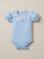 Body Infantil para Bebê Menina Azul com Gola Rendada Algodão Premium