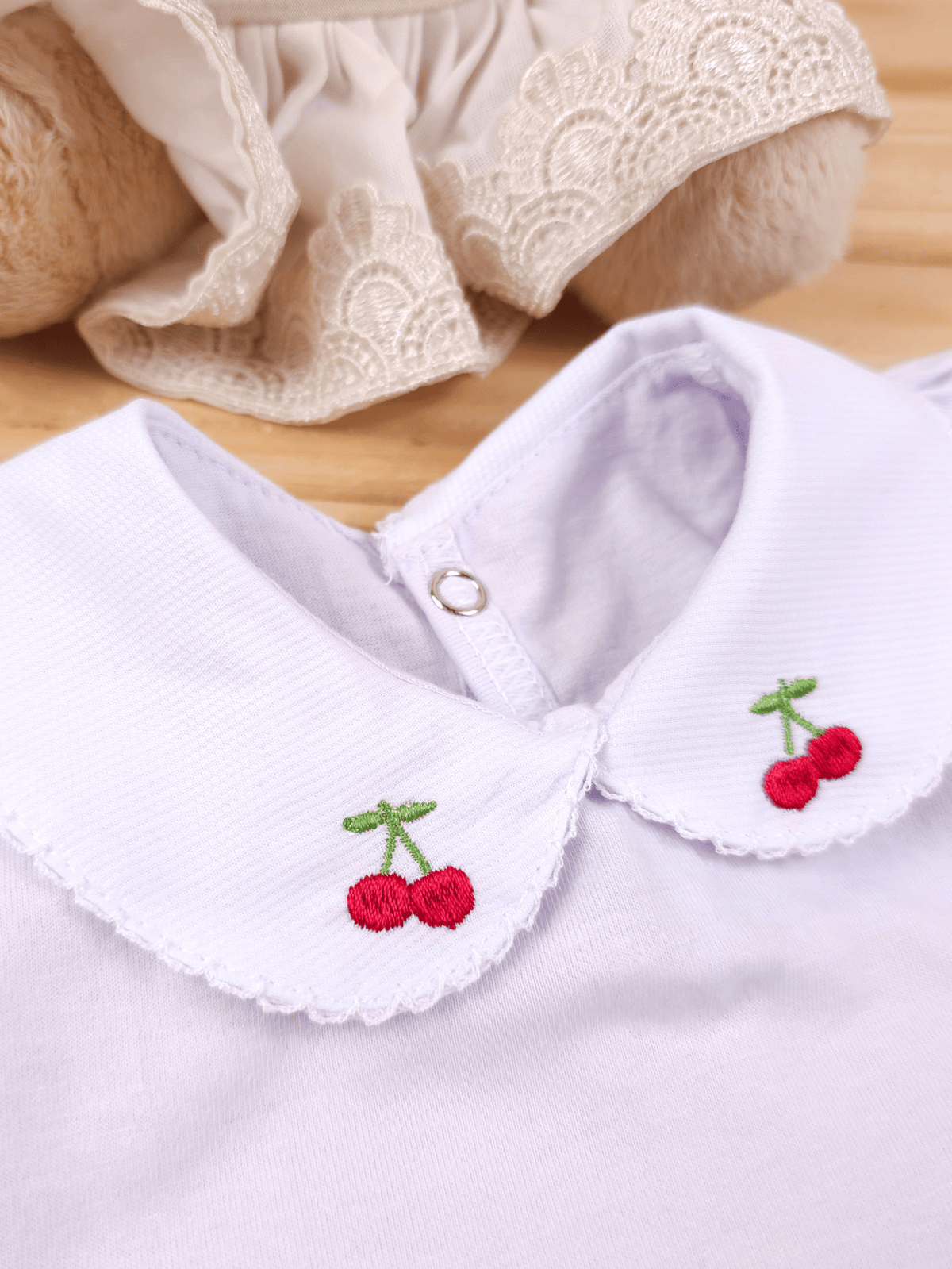 Body Bebê Menina Branco com Gola Cereja Delicado Manga Curta 100% Algodão