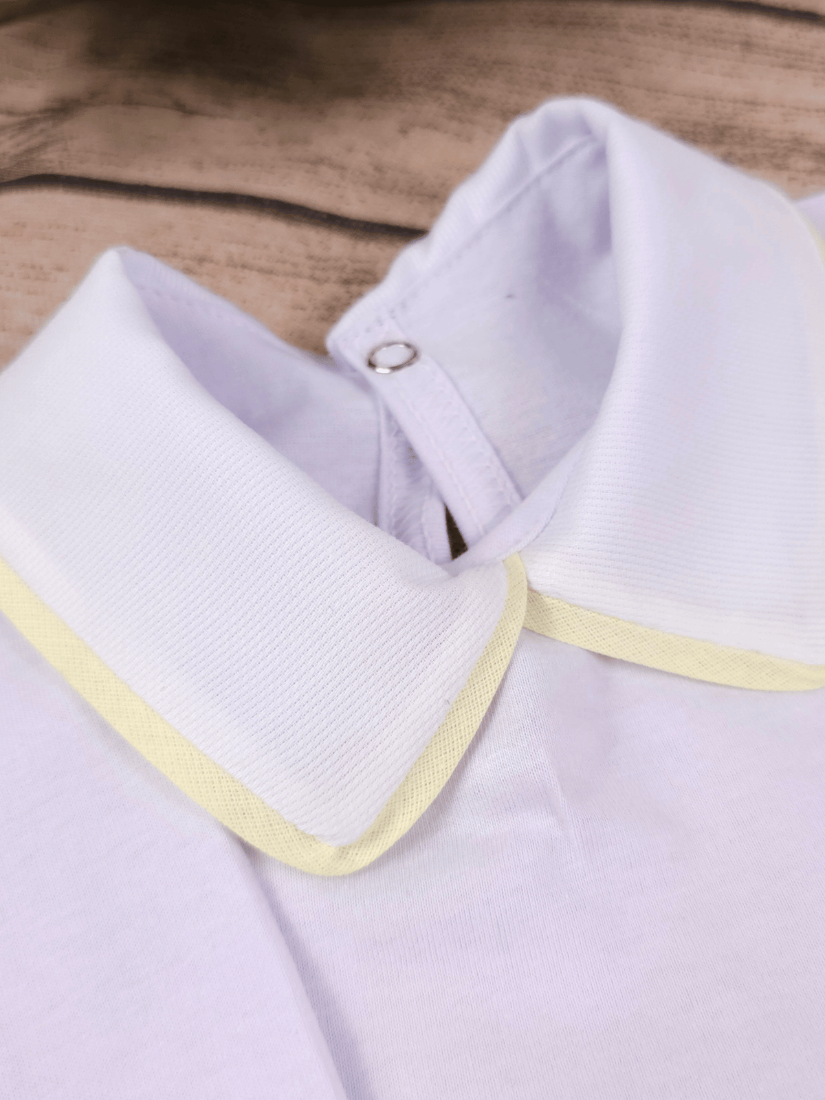 Body Bebê Menino Branco com Gola Polo Vivo Amarelo Manga Longa 100% Algodão