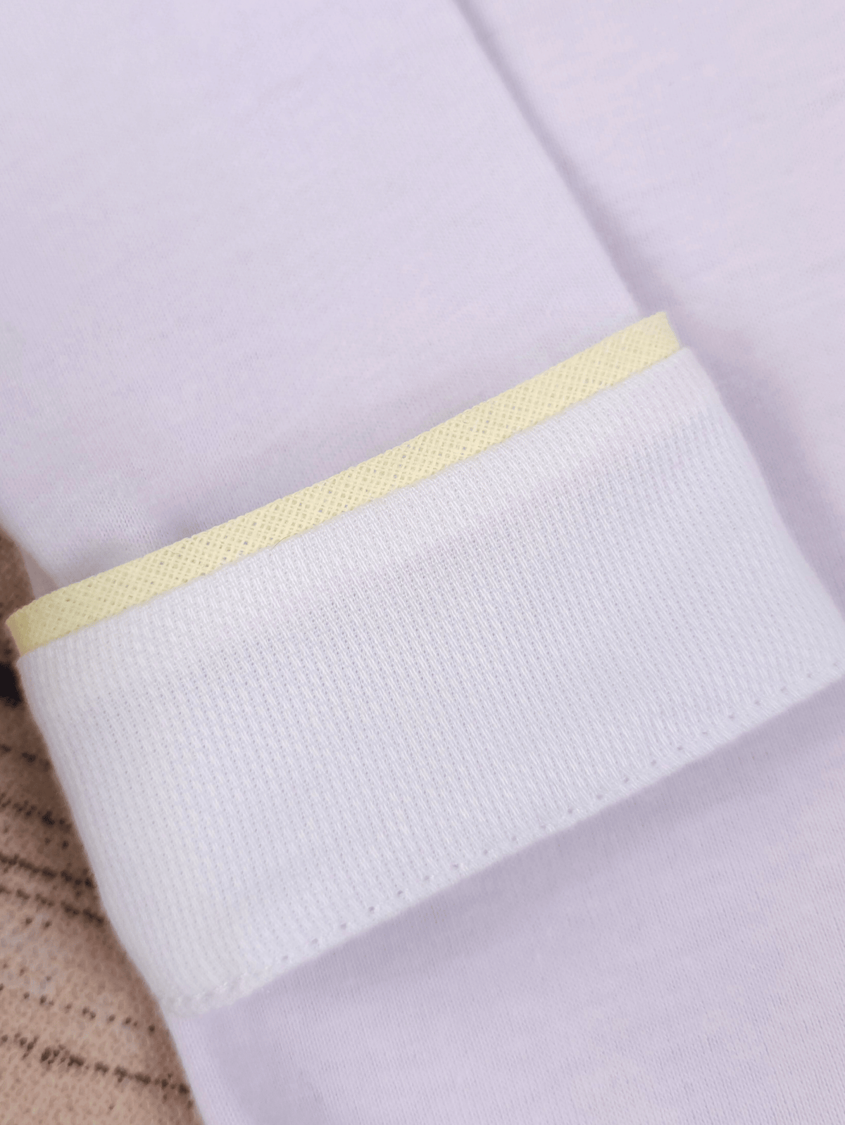 Body Bebê Menino Branco com Gola Polo Vivo Amarelo Manga Longa 100% Algodão