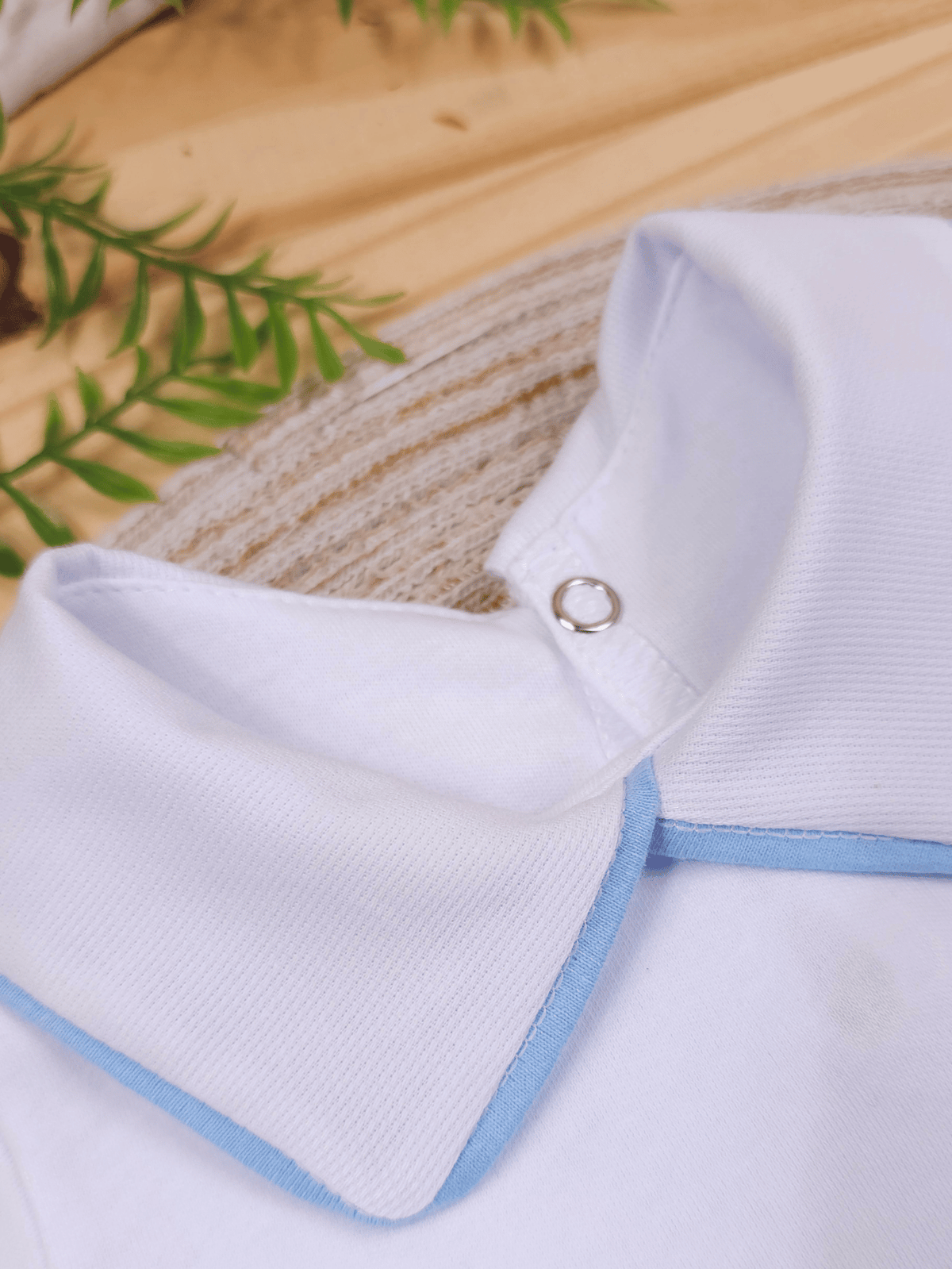 Body Bebê Menino Branco com Gola Polo Vivo Azul Manga Curta 100% Algodão