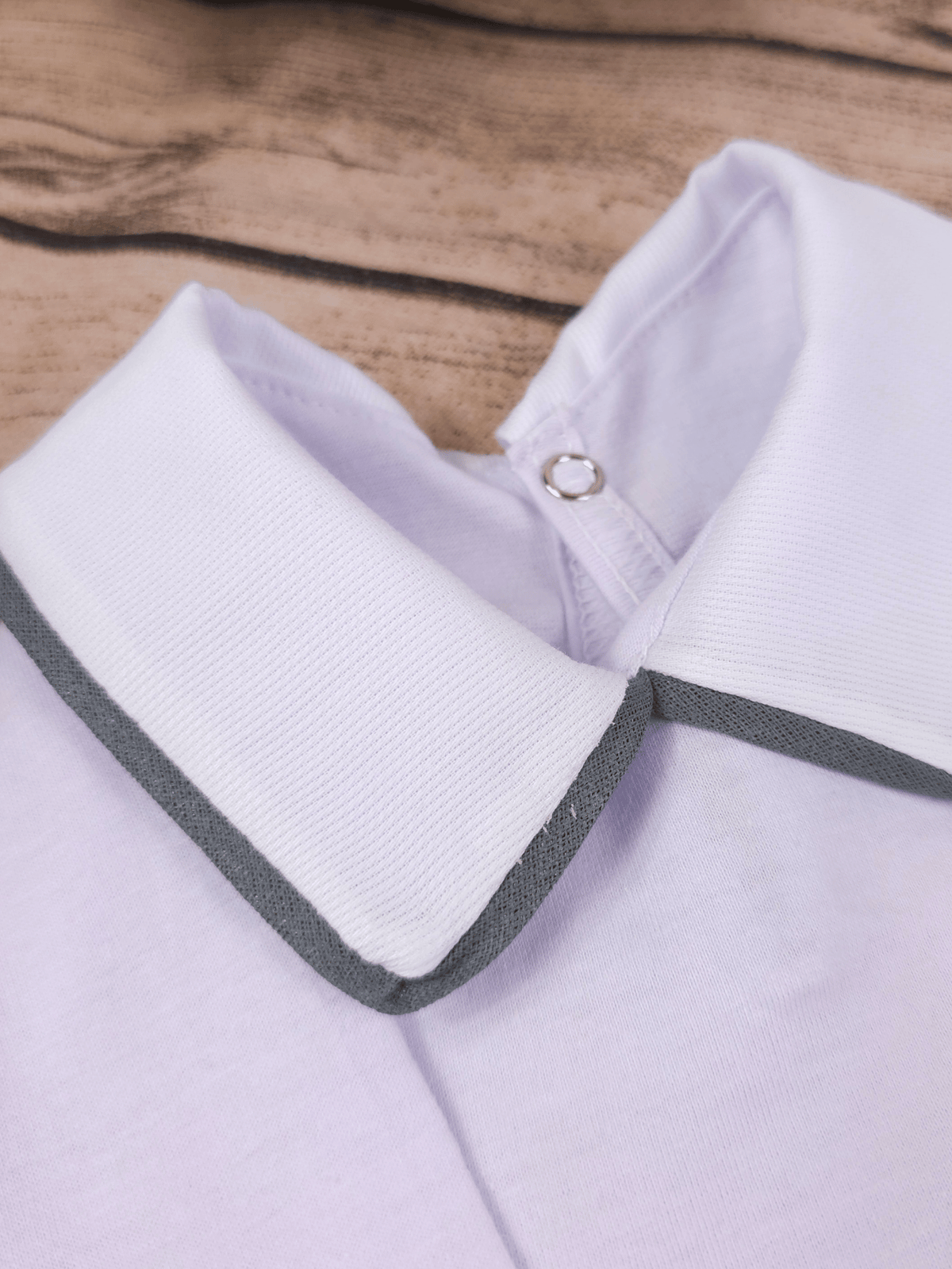 Body Bebê Menino Branco com Gola Polo Vivo Chumbo Manga Longa 100% Algodão