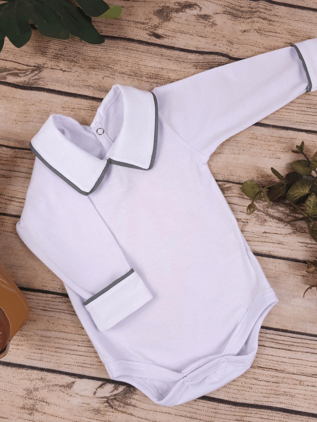 Body Bebê Menino Branco com Gola Polo Vivo Chumbo Manga Longa 100% Algodão