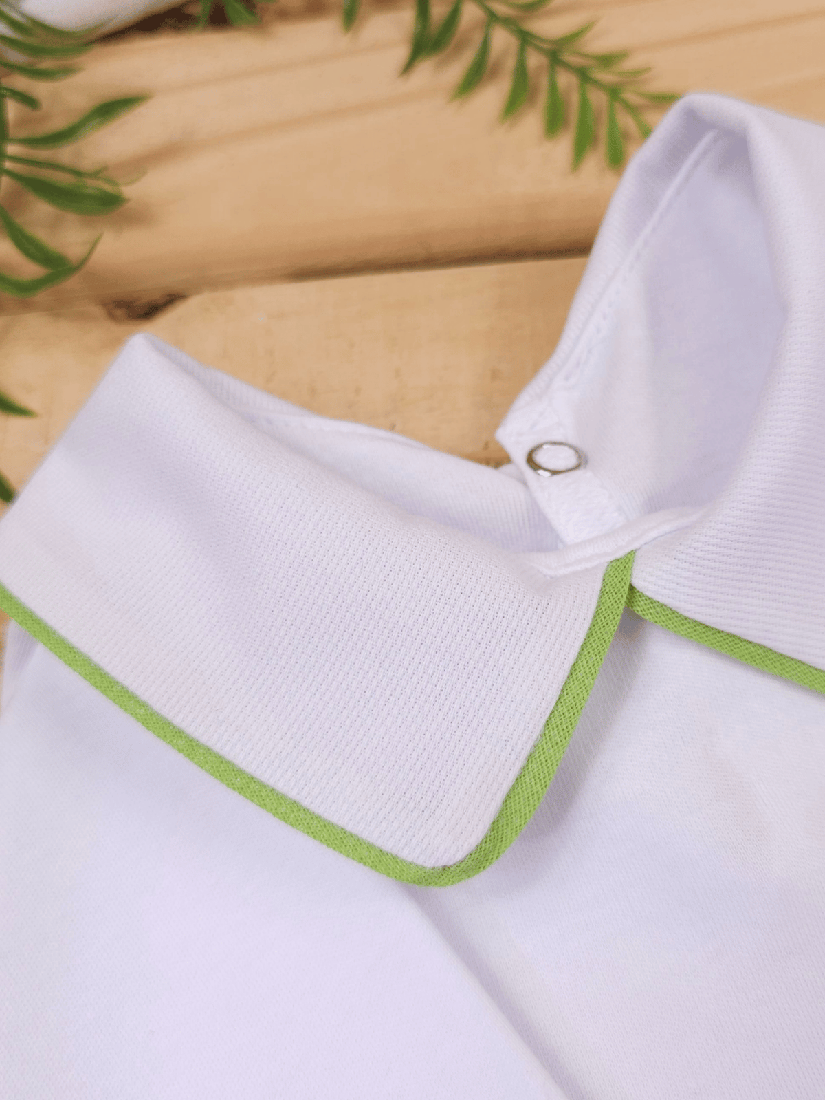 Body Bebê Menino Branco com Gola Polo Vivo Verde Manga Longa 100% Algodão