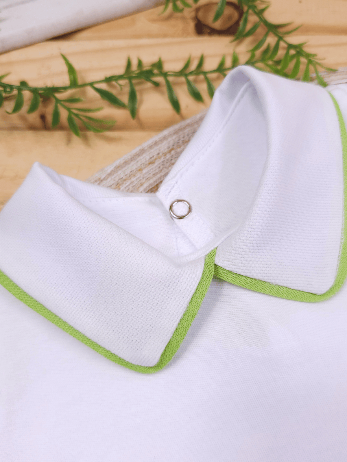 Body Bebê Menino Branco com Gola Polo Vivo Verde Manga Curta 100% Algodão