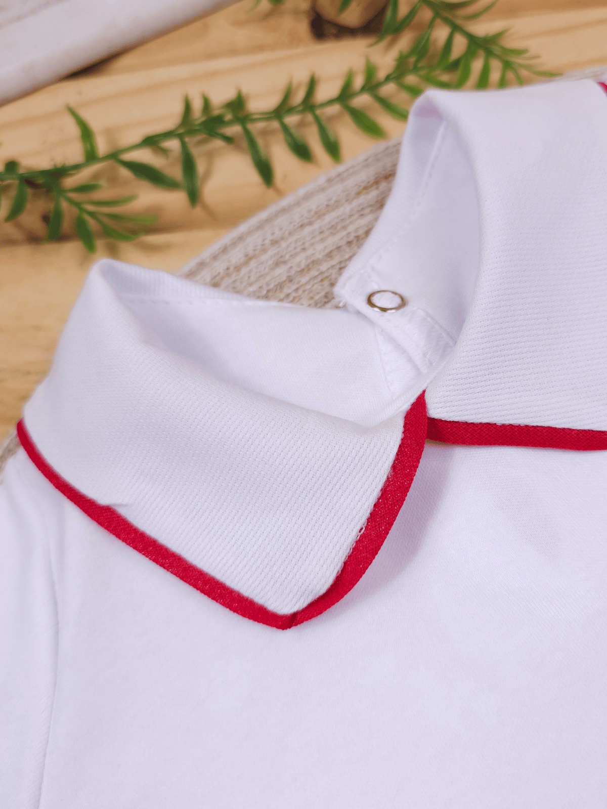 Body Bebê Menino Branco com Gola Polo Vivo Vermelho Manga Curta 100% Algodão