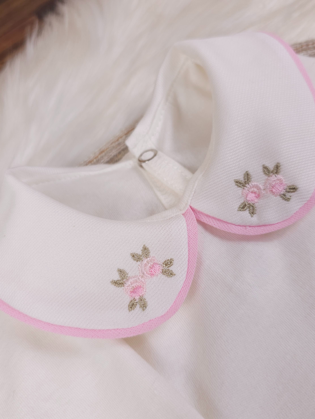 Body Bebê Menina Algodão – Gola Bordada Rococó – Maternidade