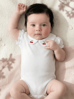 Body Bebê Menina Branco com Gola Cereja Delicado Manga Curta 100% Algodão
