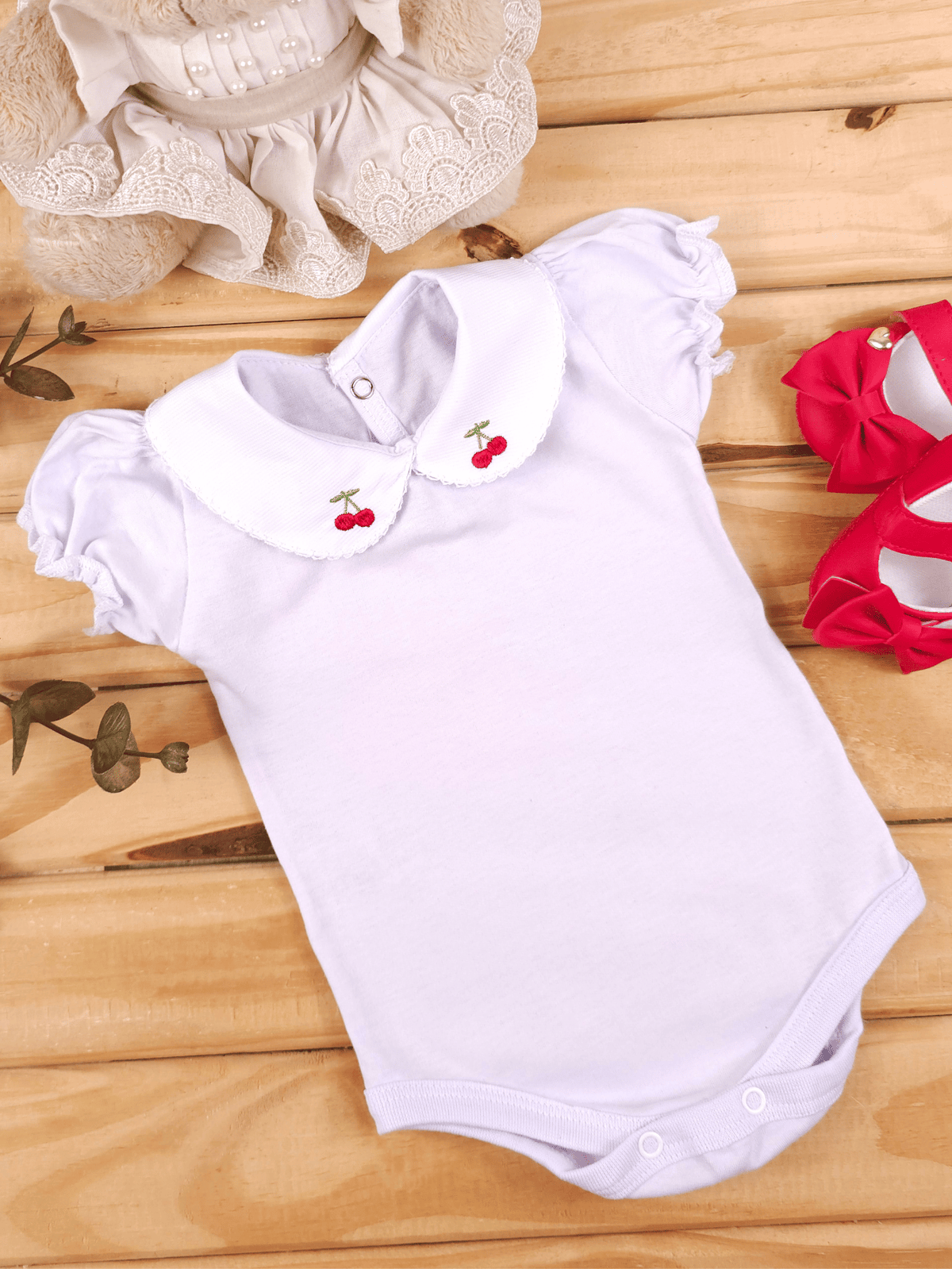 Body Bebê Menina Branco com Gola Cereja Delicado Manga Curta 100% Algodão