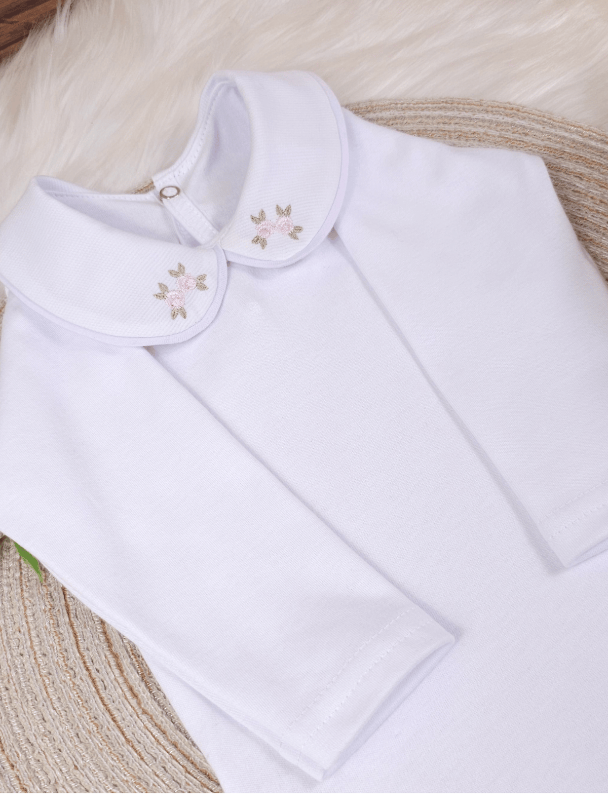 Body Bebê Menina Branco Gola Bordada Flor Rococó Manga Longa 100% Algodão