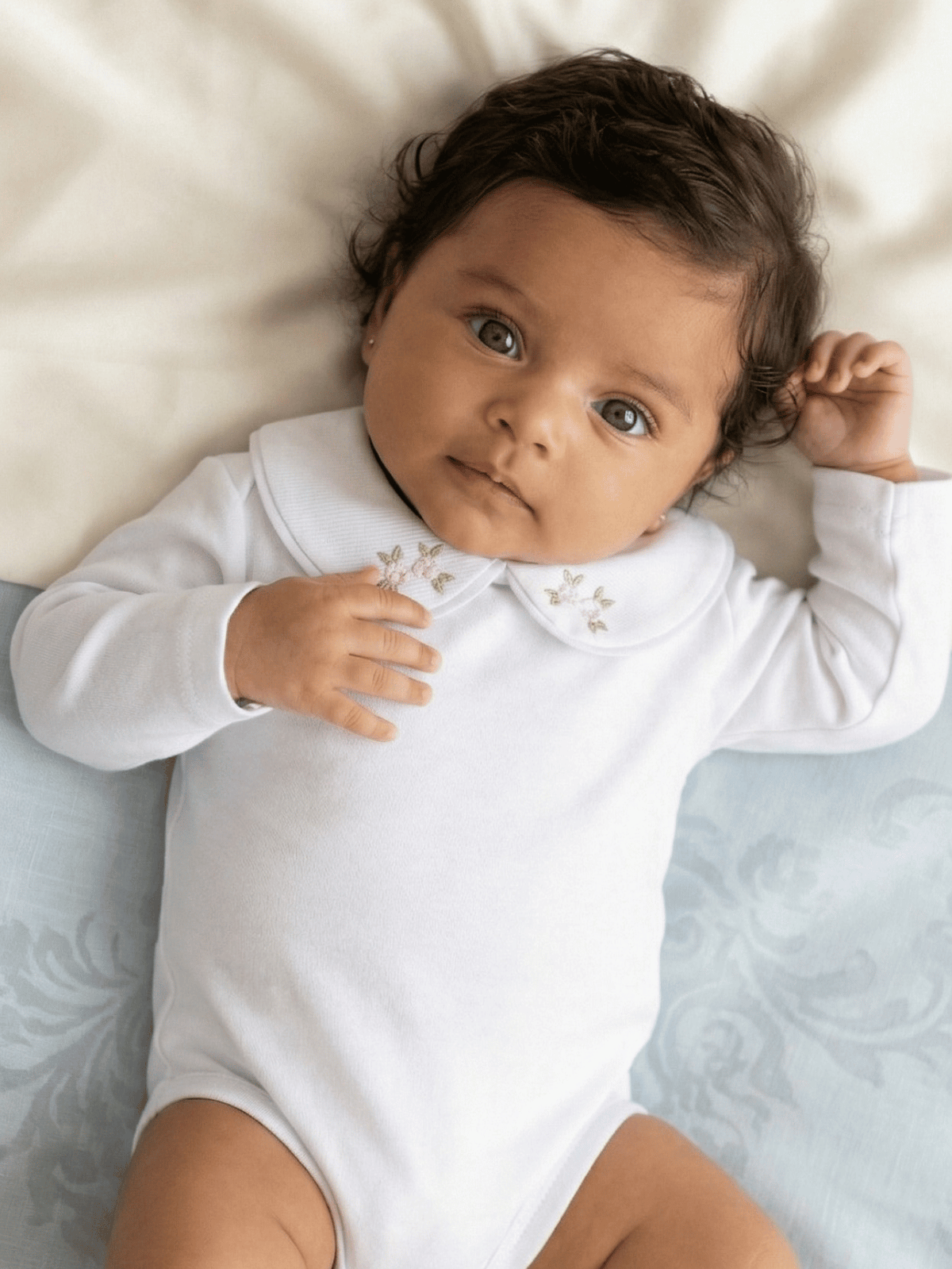 Body Bebê Menina Branco Gola Bordada Flor Rococó Manga Longa 100% Algodão