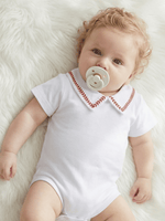 Body Bebê Menino Branco com Gola Polo Trigal Vermelho Manga Curta 100% Algodão