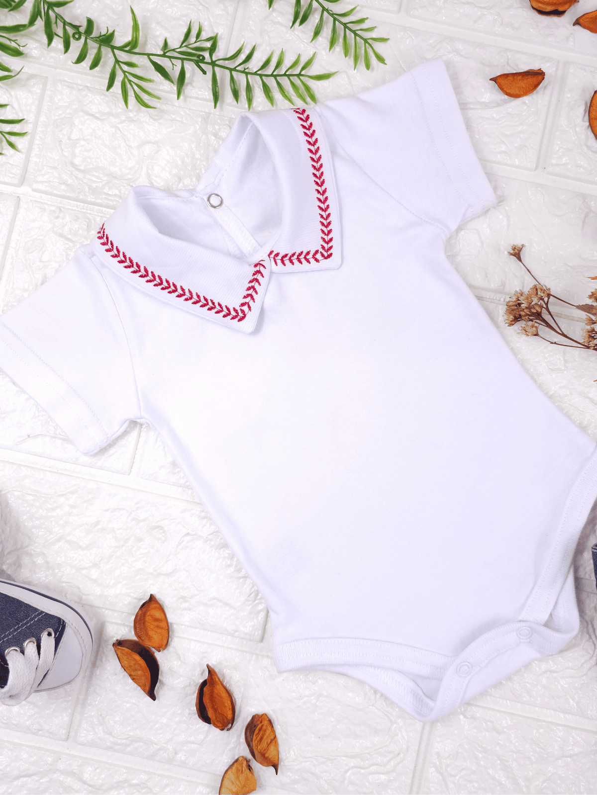 Body Bebê Menino Branco com Gola Polo Trigal Vermelho Manga Curta 100% Algodão