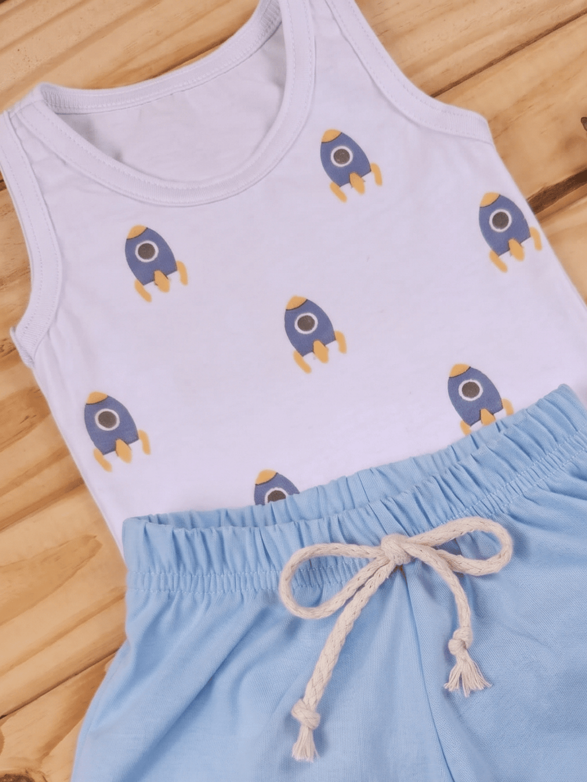 Conjunto Bebê Menino Foguete Body Regata Cavada e Short Azul 100% Algodão
