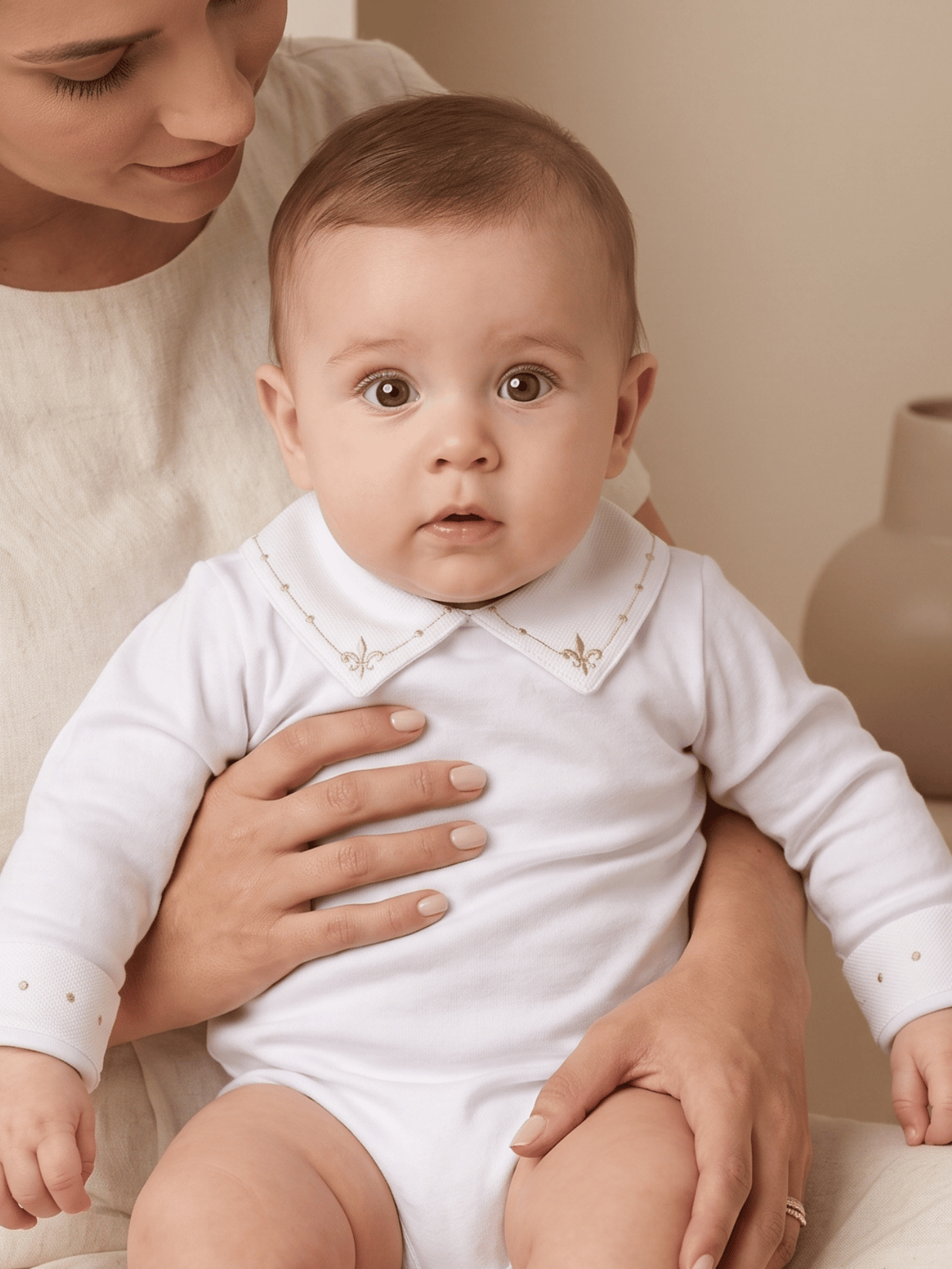 Body Bebê Menino Saída de Maternidade Bordado Flor-de-lis Bege